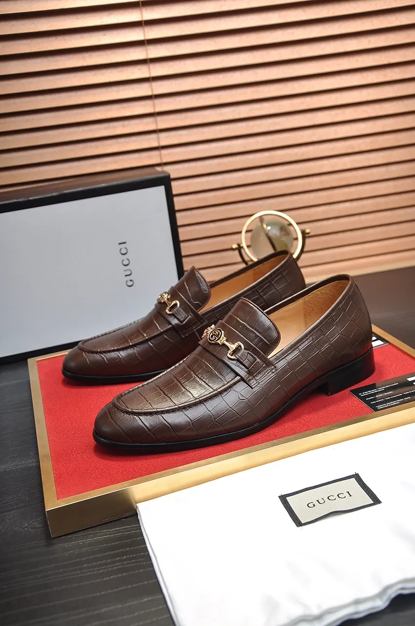 Men's shoes💰500💶Italy's top luxury men's shoe giant (GUCCI) (Gucci) (full cowhide lining) new arrival🍃Original European style🔰 Pleasant to the eye😍In order to make the shoes more durable and non-deformable🌀The production continues to follow traditional methods but there is still no lack of innovation💪Choose original sheepskin for the leather♻️ Smooth and natural And extra bright ⭐Made of imported cowhide, the first choice of rich people 38-45 (45 customized)